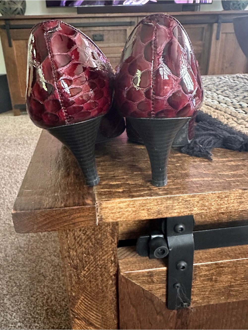 AEROSOLES Deep Burgundy Croc-Embossed Pumps 7.5 - Picture 5 of 14